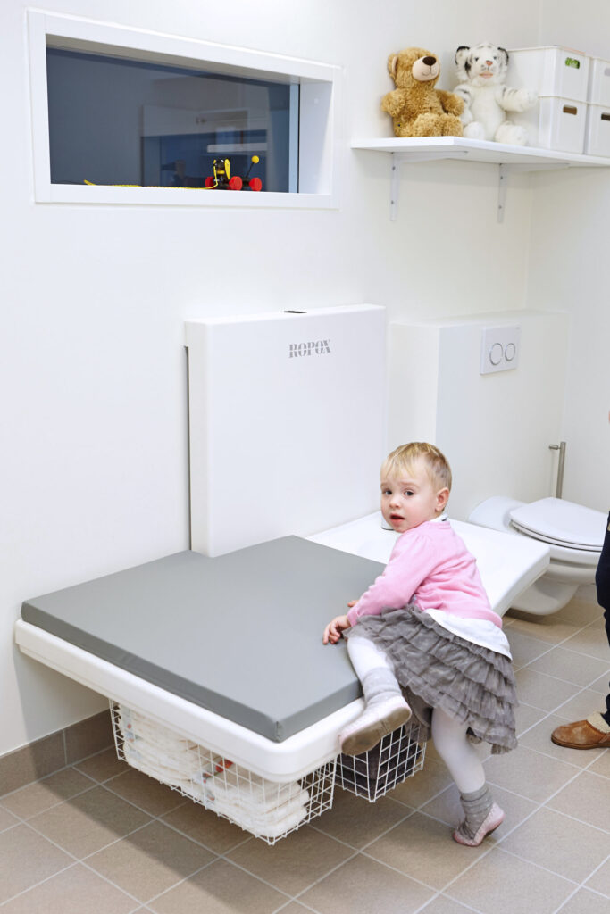maxi2 changing table with child